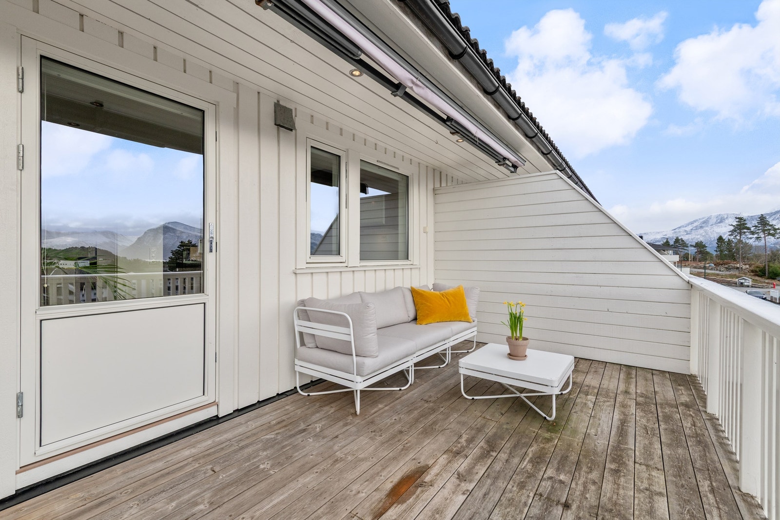 Balkongen er utstyrt med markise og har god plass til en sittegruppe. Galleribilde