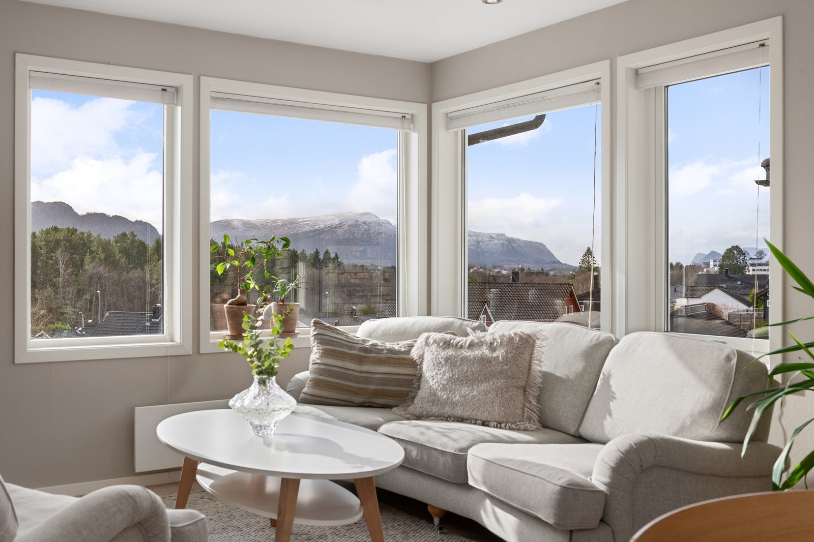 De store vindusflatene gir en fin kontakt med omgivelsene Galleribilde