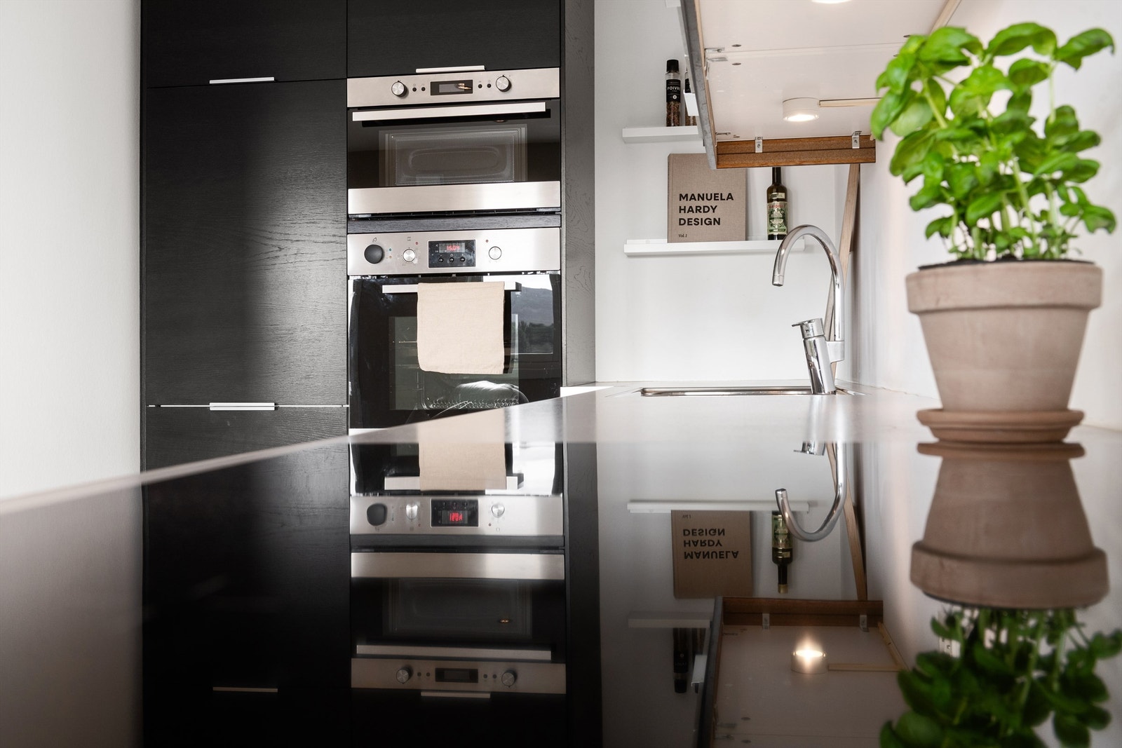 Integrert stekeovn og mikrobølgeovn i praktisk arbeidshøyde. Benkeplaten er i slitesterk laminat. Galleribilde