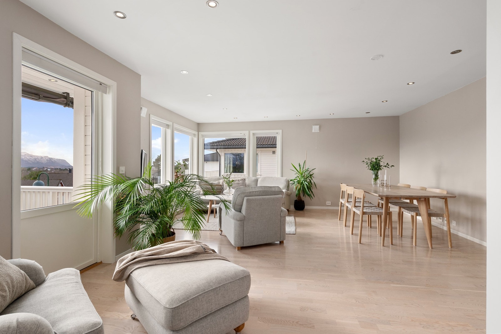 Balkongdøren og vinduene på stuen er persienner for solskjerming Galleribilde