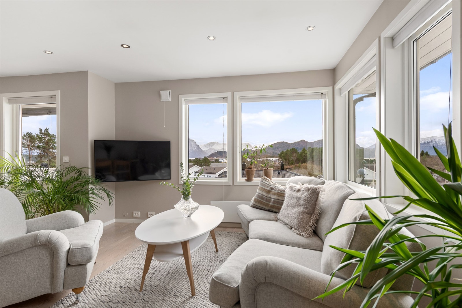 Flott utsikt over sunnmørsalpane fra sofakroken på stuen Galleribilde