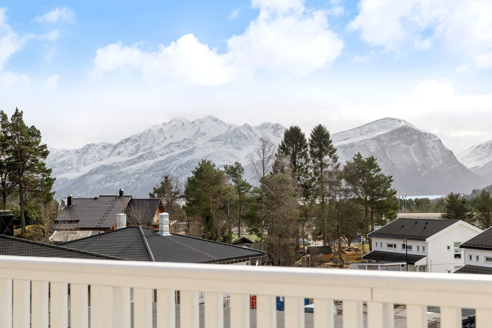 Flott utsikt mot Sunnmørsfjella fra balkongen Galleribilde