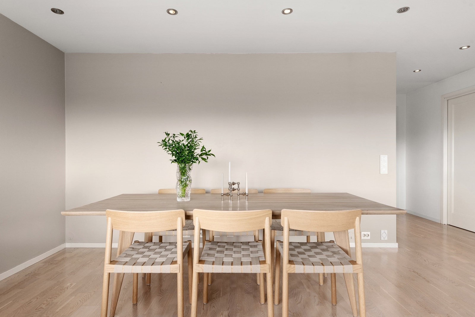 Spiseplassen har god plass til å samle familie og venner Galleribilde