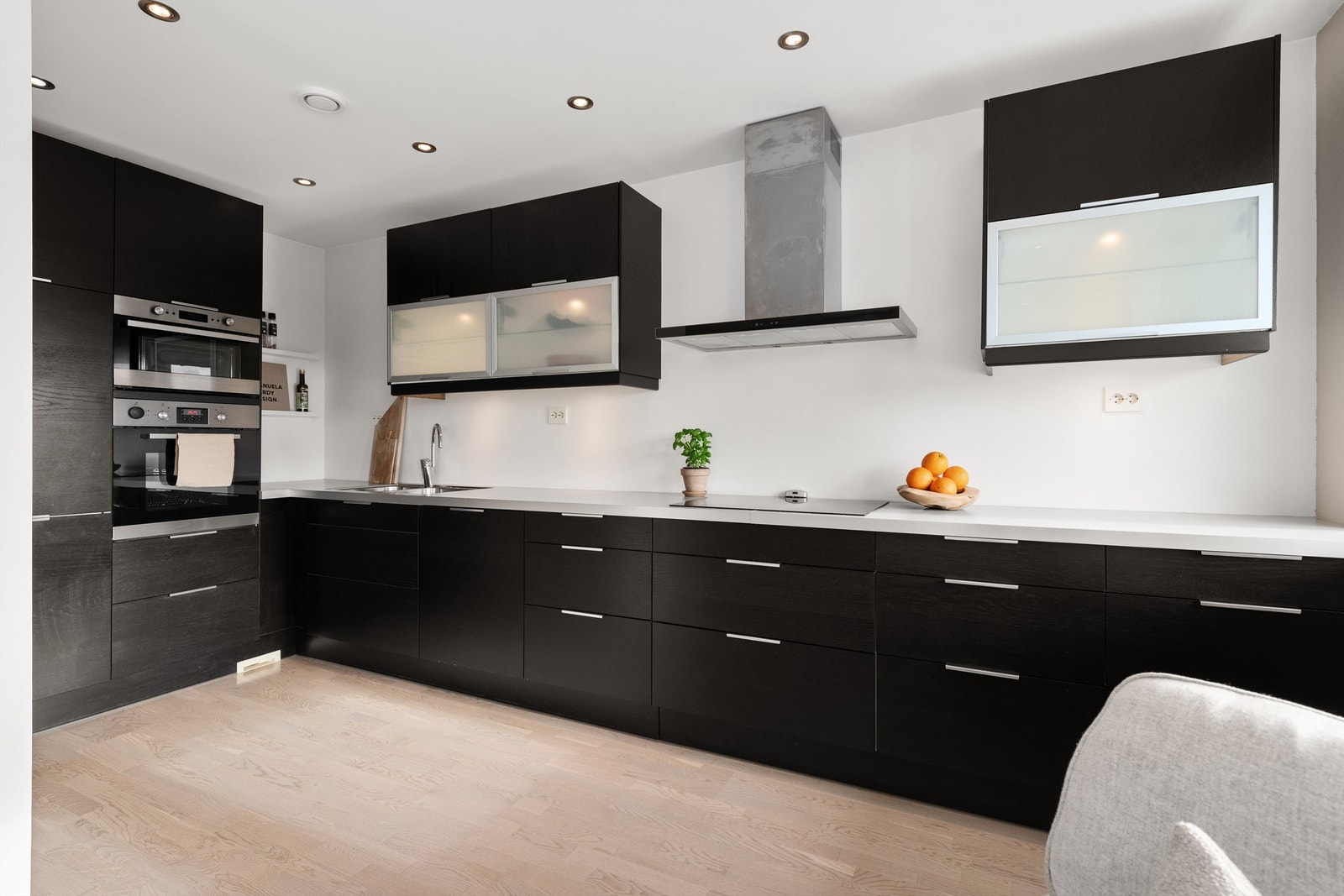 Kjøkkenet er fullt utstyrt med integrert stekeovn, platetopp, oppvaskmaskin, mikrobølgeovn og kjøleskap med fryser. Sokkelsuger integrert for å lett fjerne smuler på kjøkkenet Galleribilde