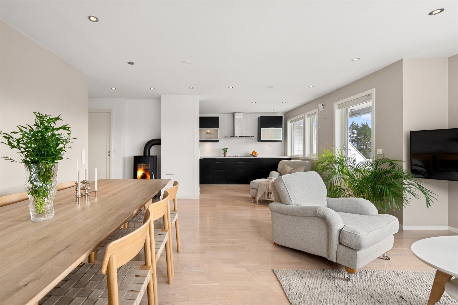 Peisovnen med glassdør i stuen gir en lun og hyggelig atmosfære Galleribilde