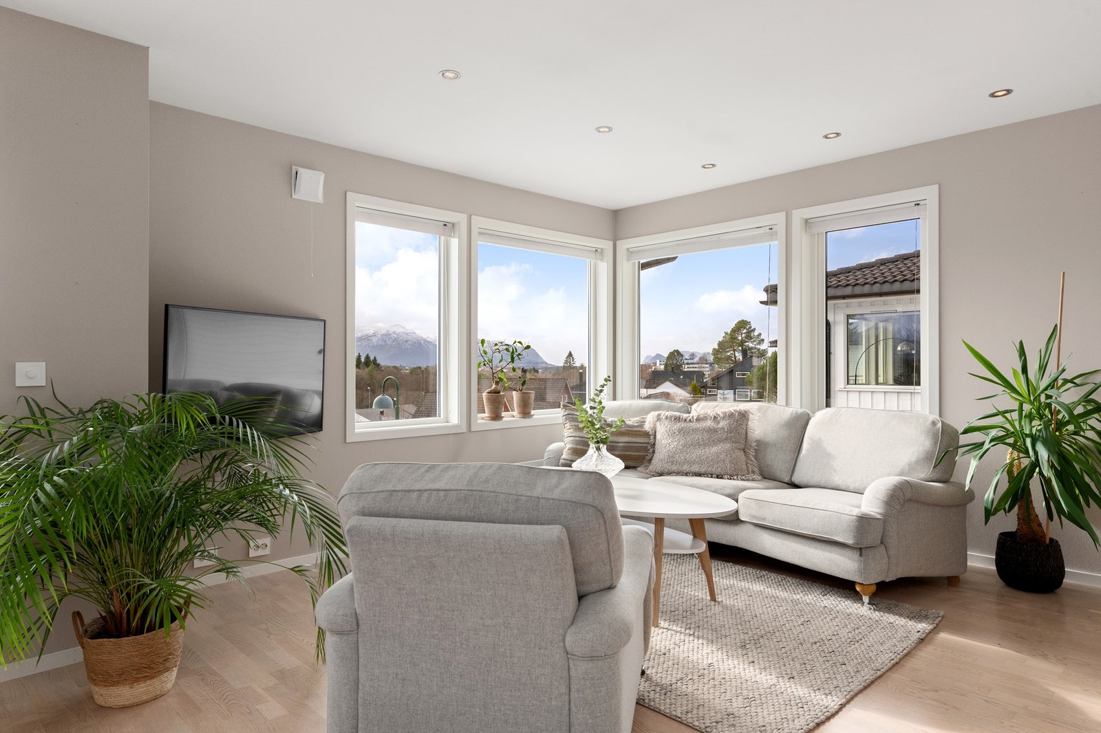 Stuen har parkett på gulvet og downlights i taket, som gir en jevn og behagelig belysning Galleribilde