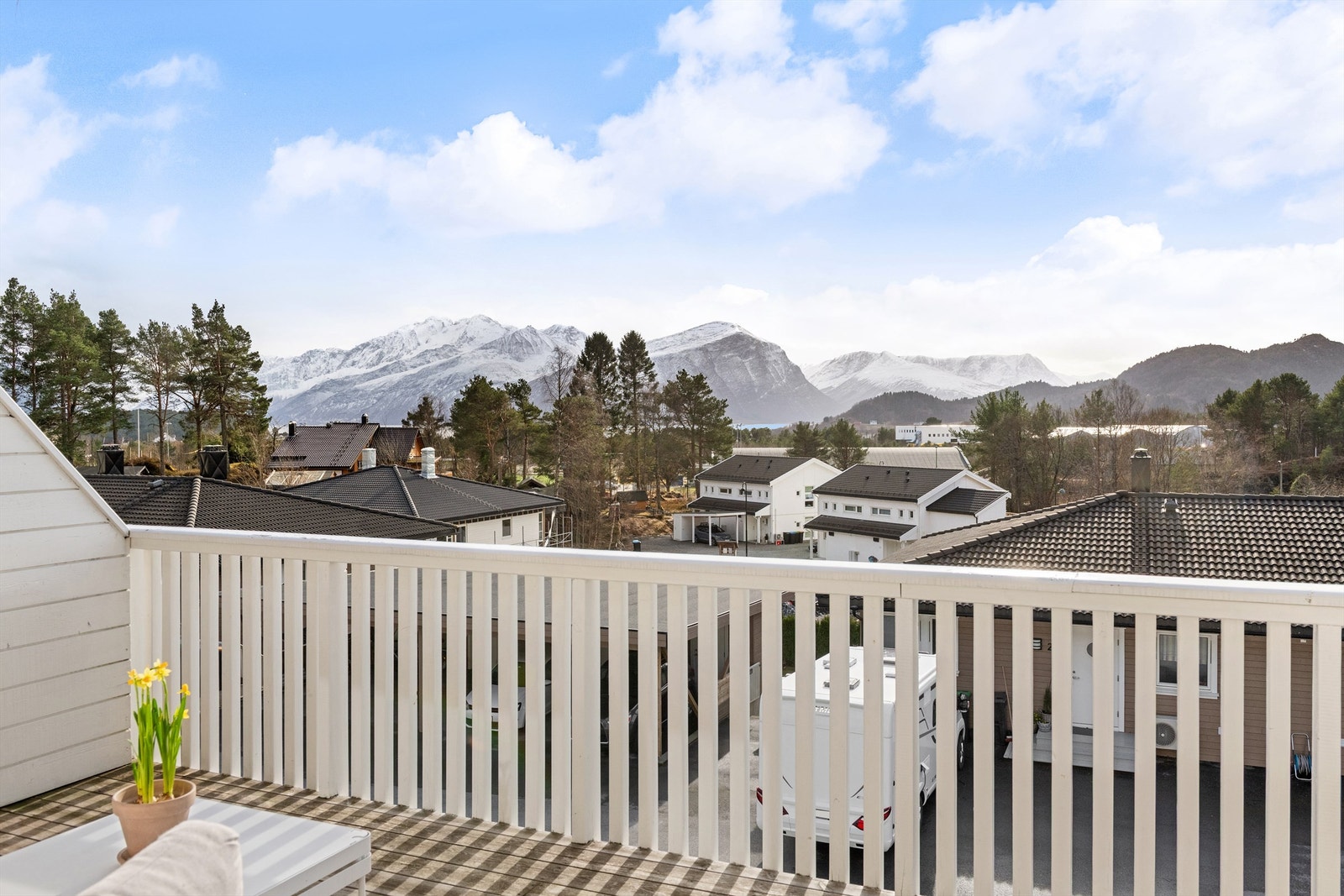 Eiendommen ligger i et forholdsvis nyetablert og rolig boligfelt på Blindheim. Galleribilde