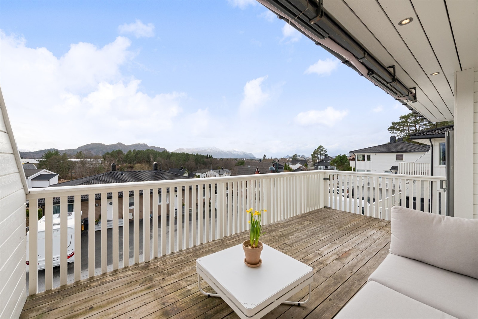 Fra stuen er det utgang til en sydvestvendt balkong på 13 m² med nydelig utsikt Galleribilde