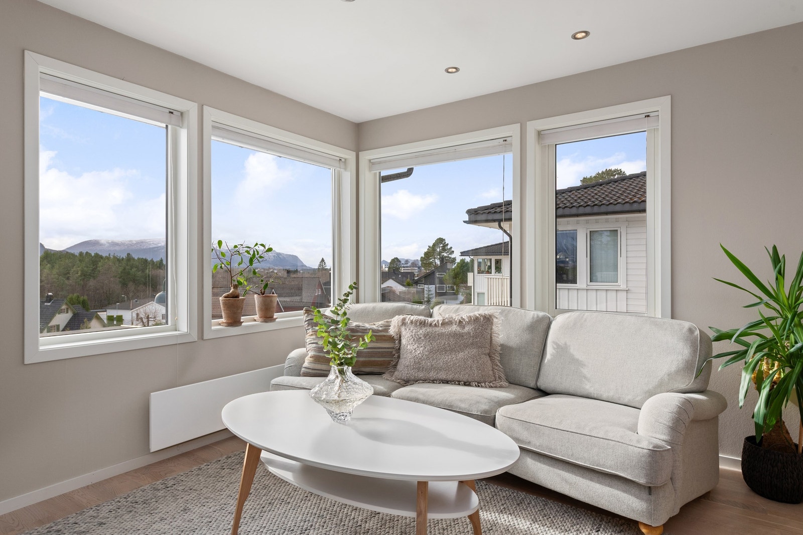 Store vindusflater i stuen som gir godt med lysinnslipp Galleribilde