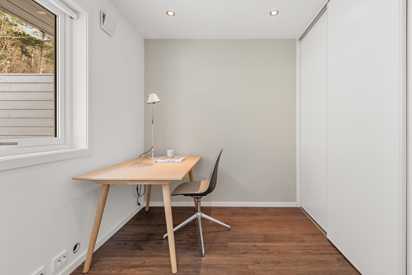 Det andre soverommet er utstyrt med en romslig skyvedørsgarderobe. Galleribilde