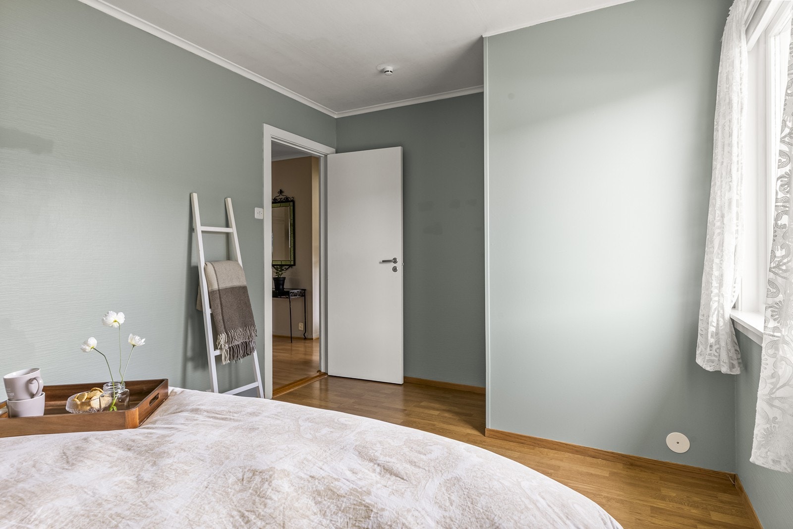 Hovedsoverom malt i dus, behagelig tone. Galleribilde