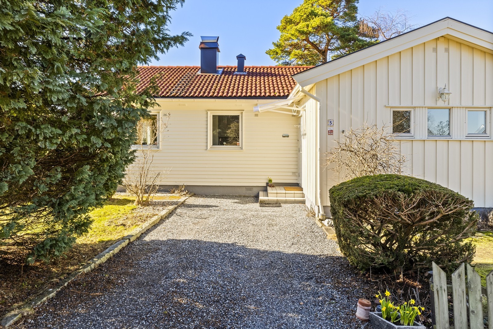 Ved inngangspartiet er det anlagt et praktisk gruslagt område som både fremhever adkomsten og gir en overgang mellom ute- og innerom. Galleribilde