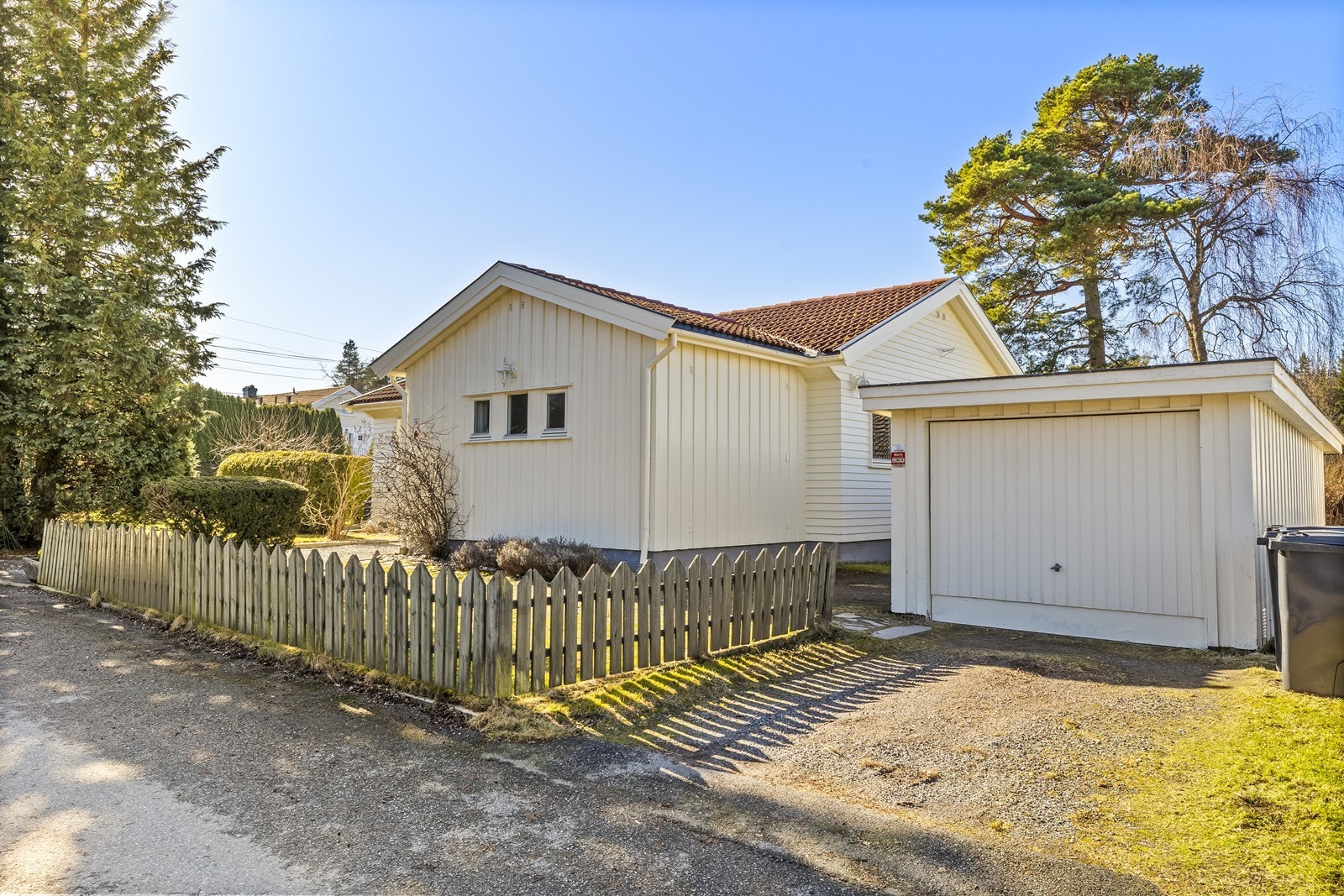 På eiendommen er det også oppført en enkel garasje. Galleribilde