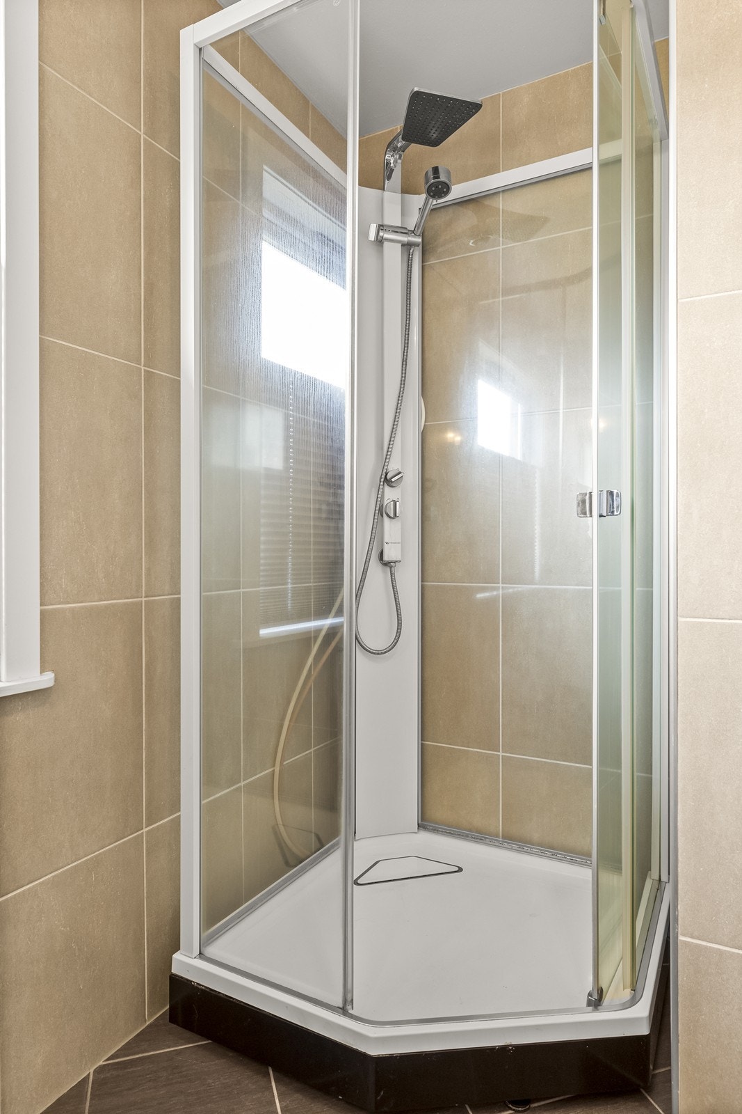 Badet har også dusjkabinett og toalett, samt opplegg for vaskemaskin - en smart løsning som gjør hverdagen mer effektiv. Galleribilde