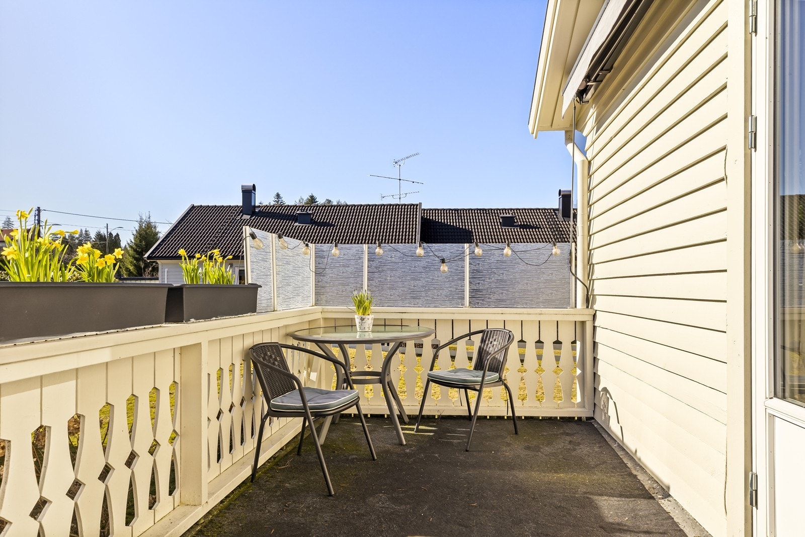 Veranda med adkomst til uteplass og hage. Galleribilde
