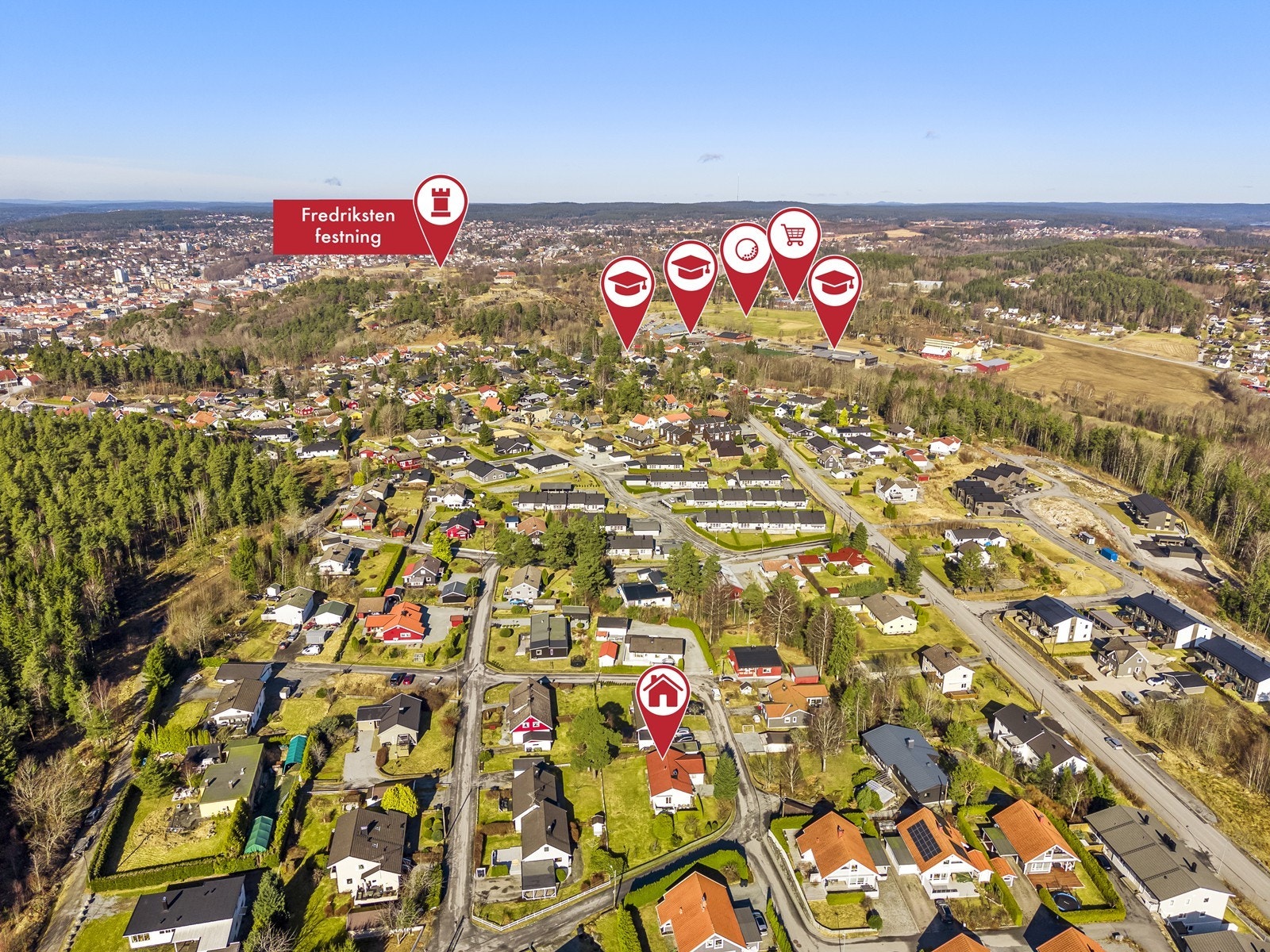 Bueveien er et godt valg for deg som ønsker en praktisk og tilgjengelig hverdag i fredelige omgivelser, samtidig som du bor sentralt til i Halden! Galleribilde