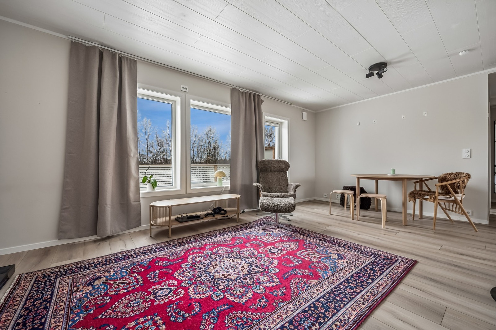 Det er lagt nytt gulv og nye gipsvegger i stue, kjøkken og gang. Galleribilde