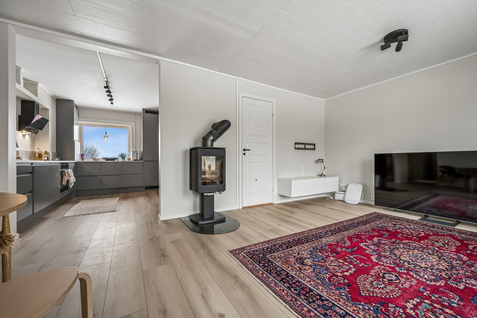 Leiligheten strekker seg over 65 m², i tillegg er det bodareal på totalt 17 m². Galleribilde