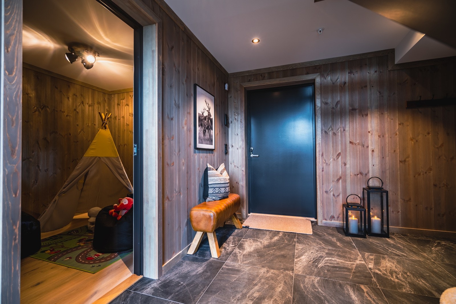 Stor entré med 60x60 fliser og gulvvarme. Galleribilde