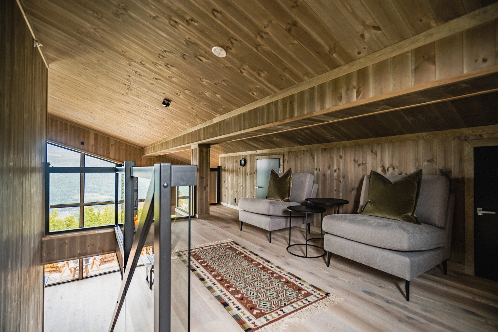 i 2. etasje har man en liten loftstue - Legg også merke til kottdørene, hvor man har meget god lagrinsplass Galleribilde