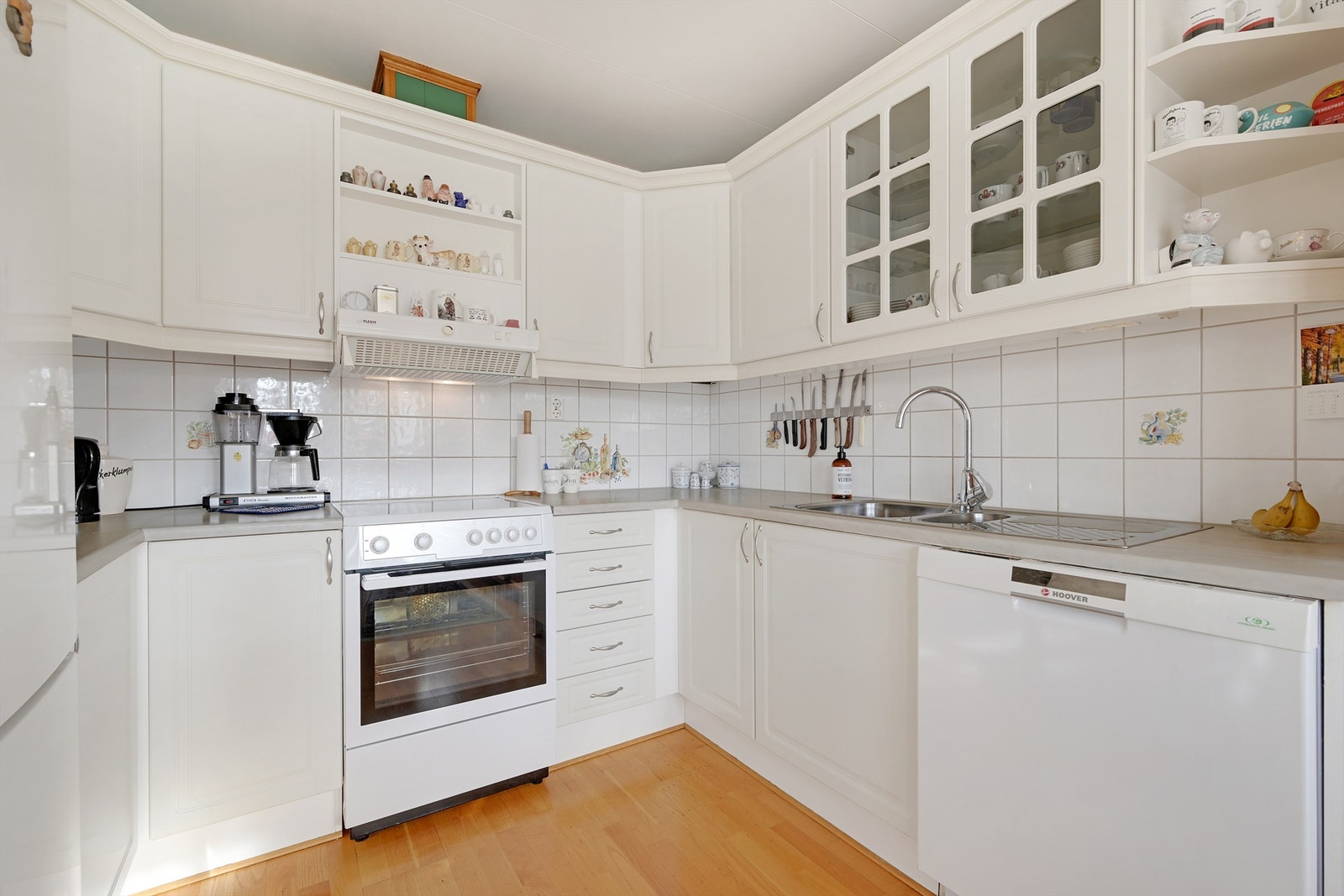 Kjøkkenet har åpen løsning til spisestue og stue Galleribilde