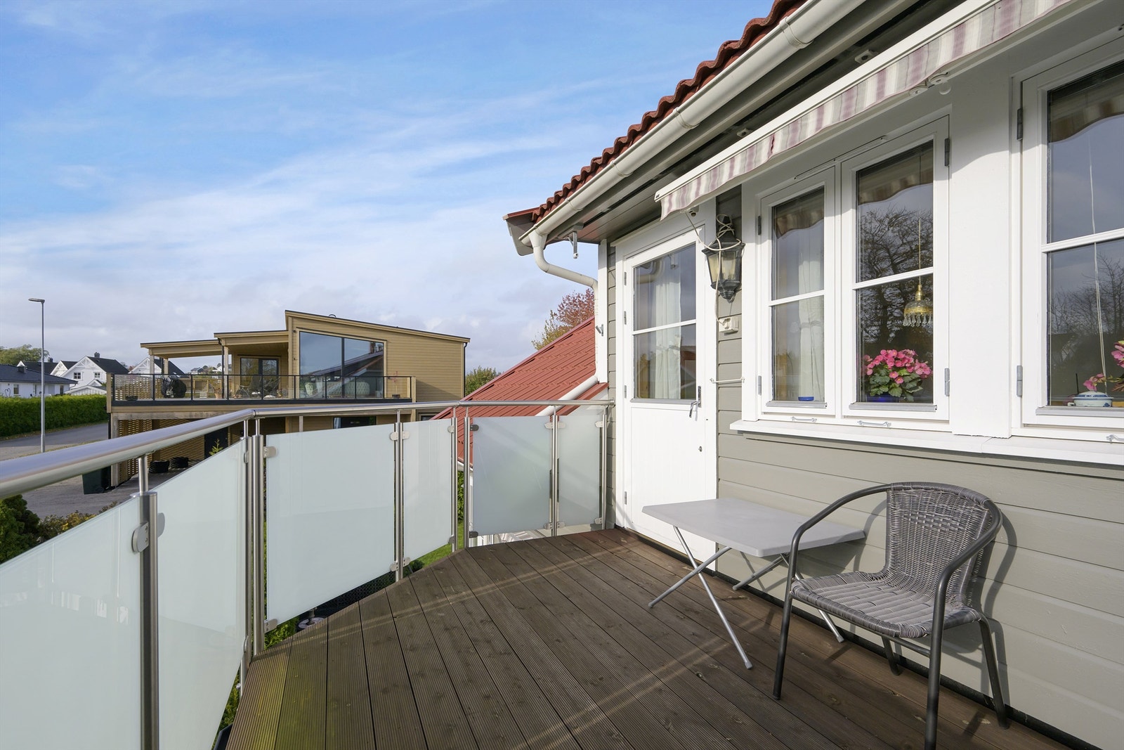 Leiligheten i 2. etasje har fine uteplasser på 2 balkonger Galleribilde