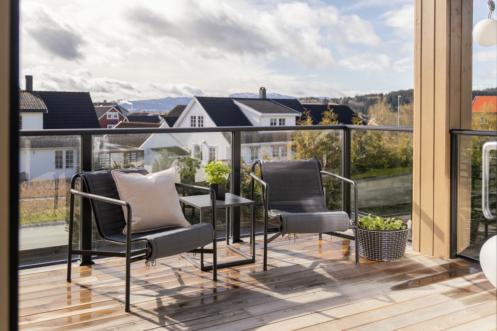 Høyt hevet med flott utsikt sørover, og formidable solforhold på terrassen. Galleribilde