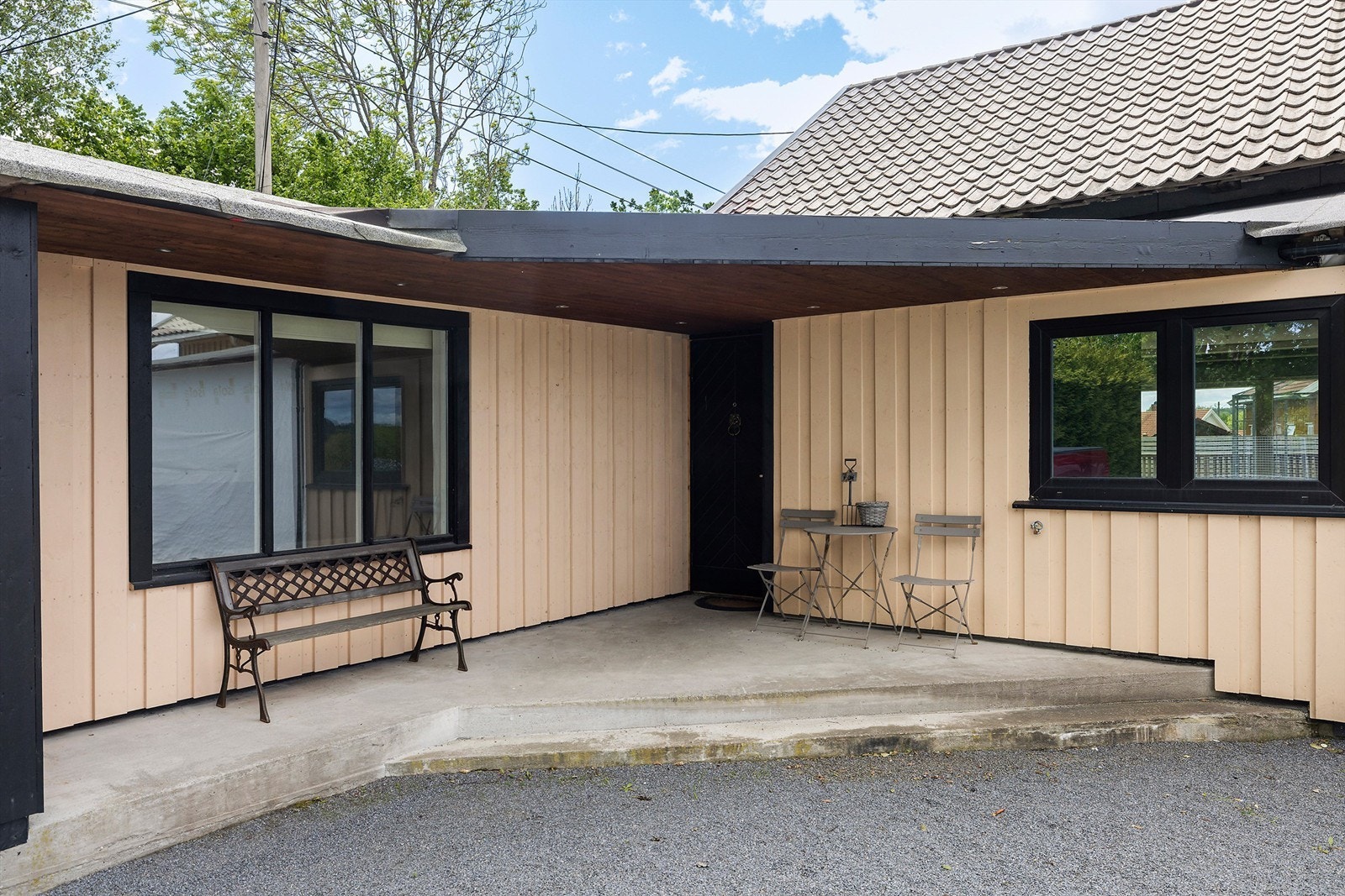 Innbydende entre som er delvis overbygd. Galleribilde