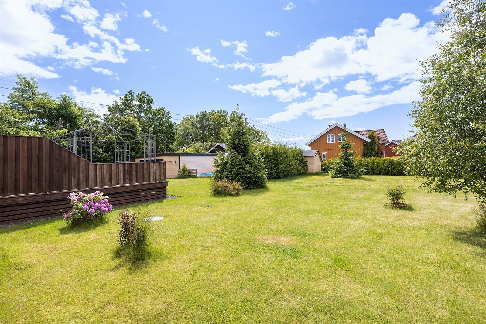 Flott hage med god plass til lek, aktiviteter og uteopphold. Galleribilde