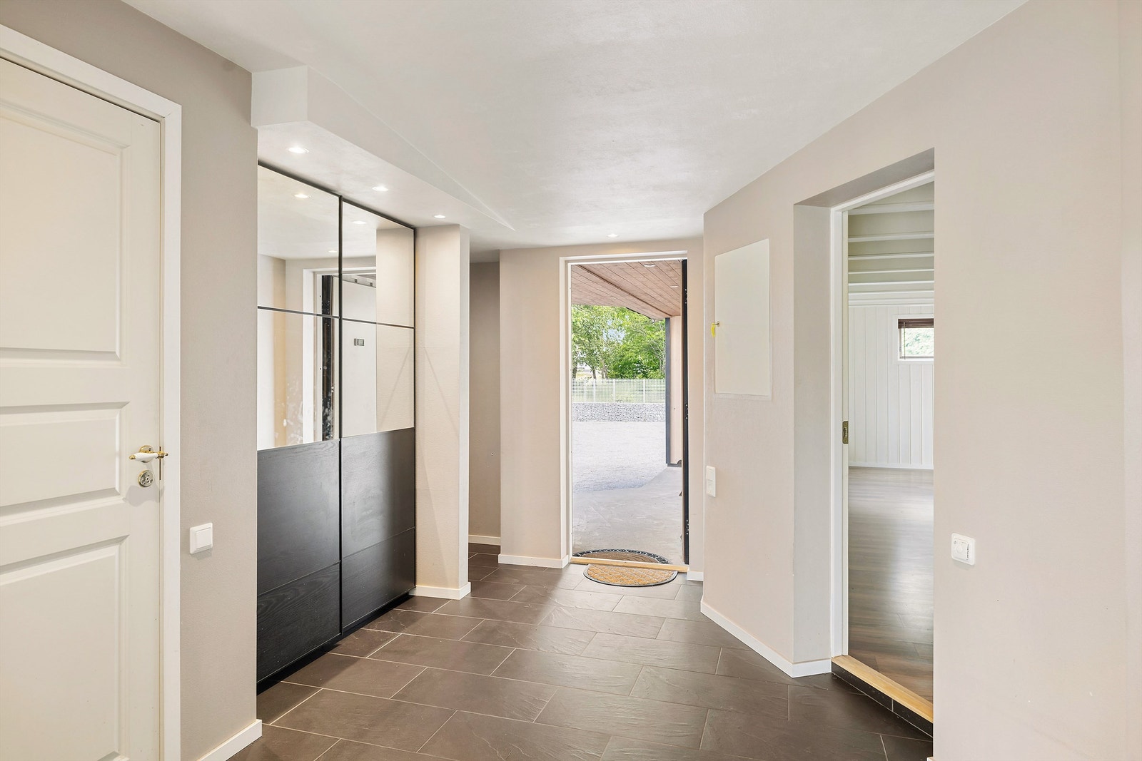 Romslig gang med god oppbevaring. Galleribilde