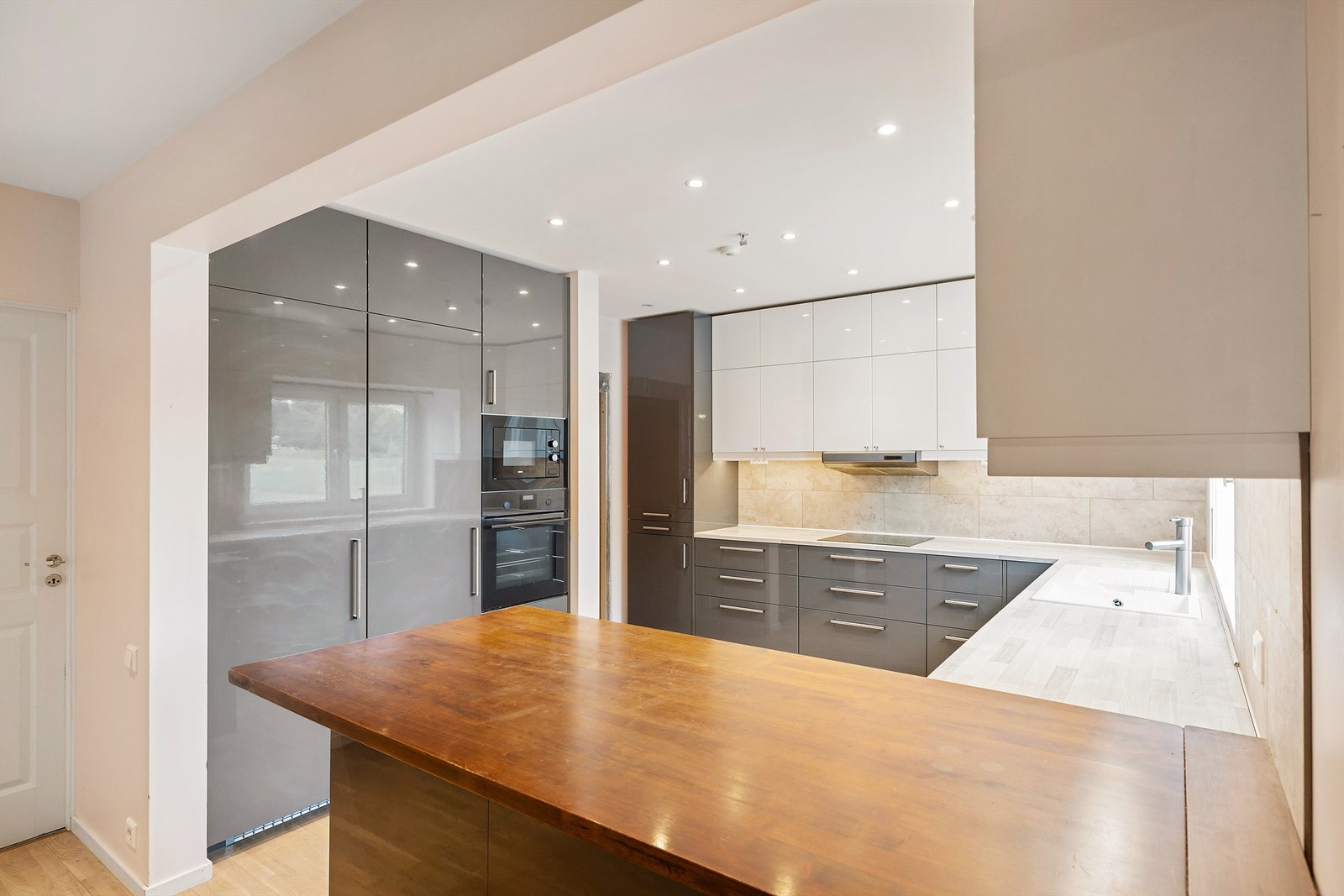 Kjøkkeninnredning med avsatt plass til både kjøleskap, fryser, micro, platetop og stekeovn. Galleribilde