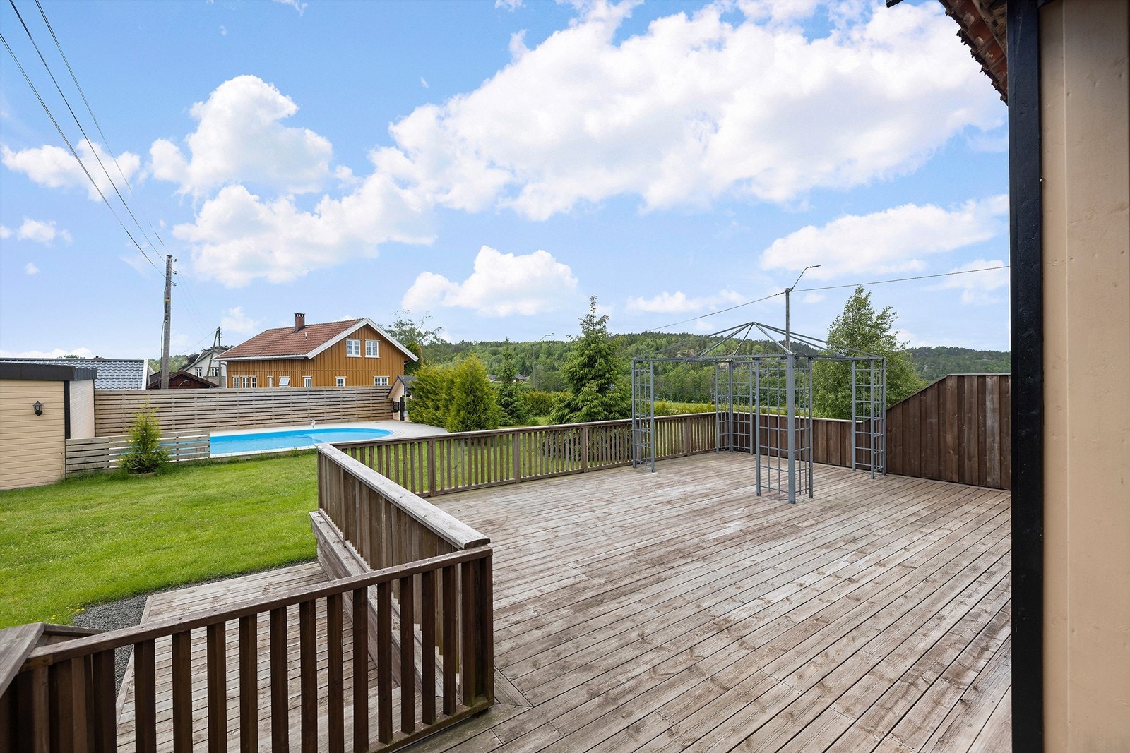 Fra stuen har du tilgang til terrassen og hagen. Galleribilde