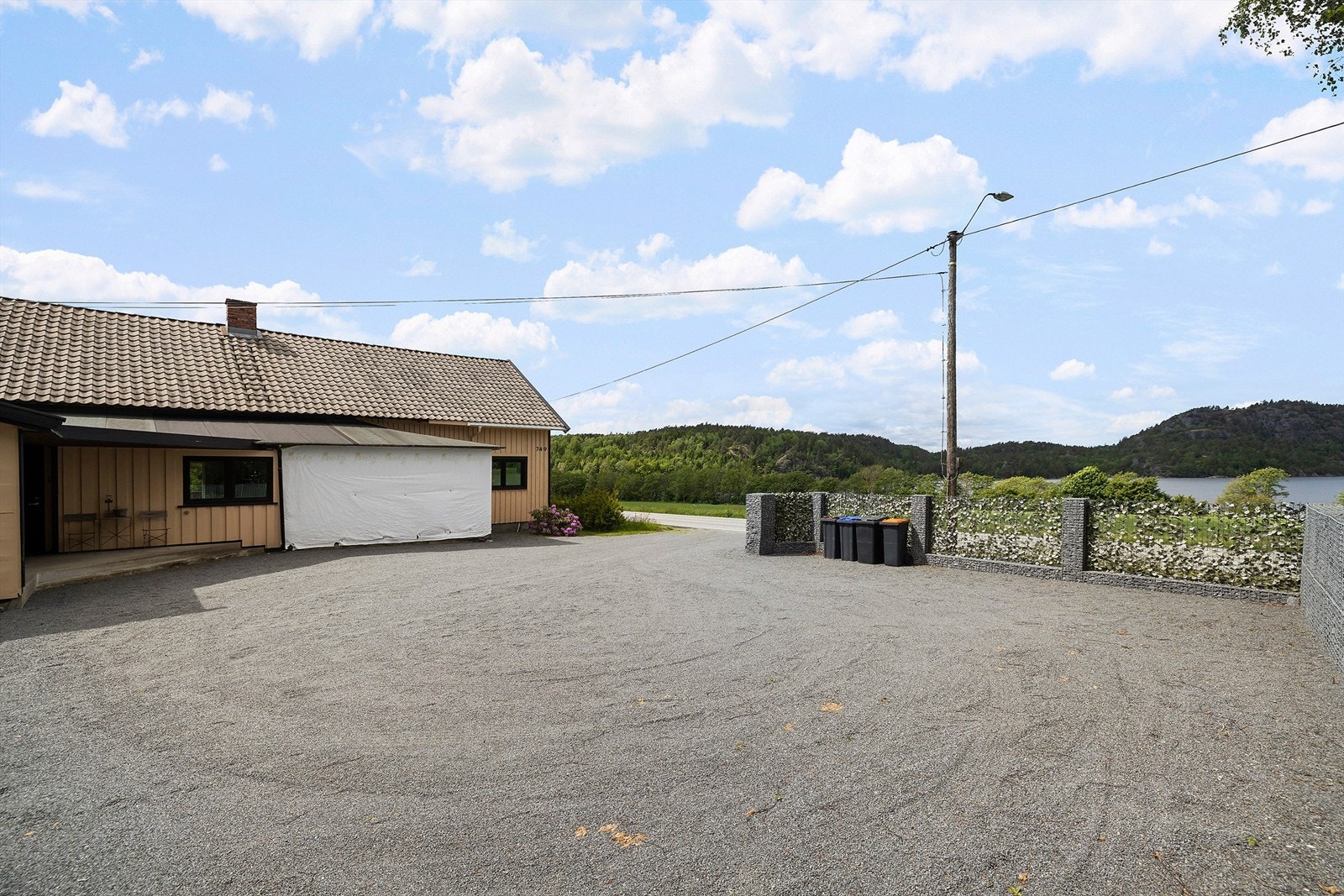 Eiendommen har en stor gruslagt plass med god kapasitet for biloppstilling. Galleribilde