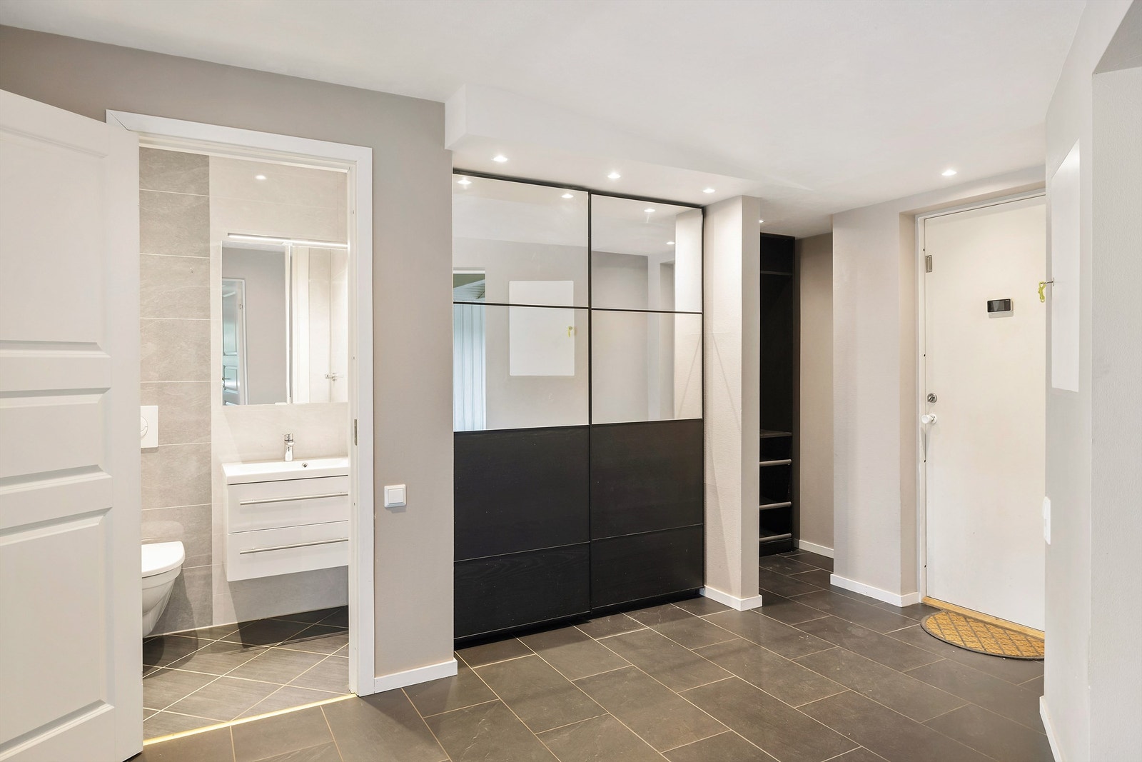 WC finner du praktisk til i entreen. Galleribilde