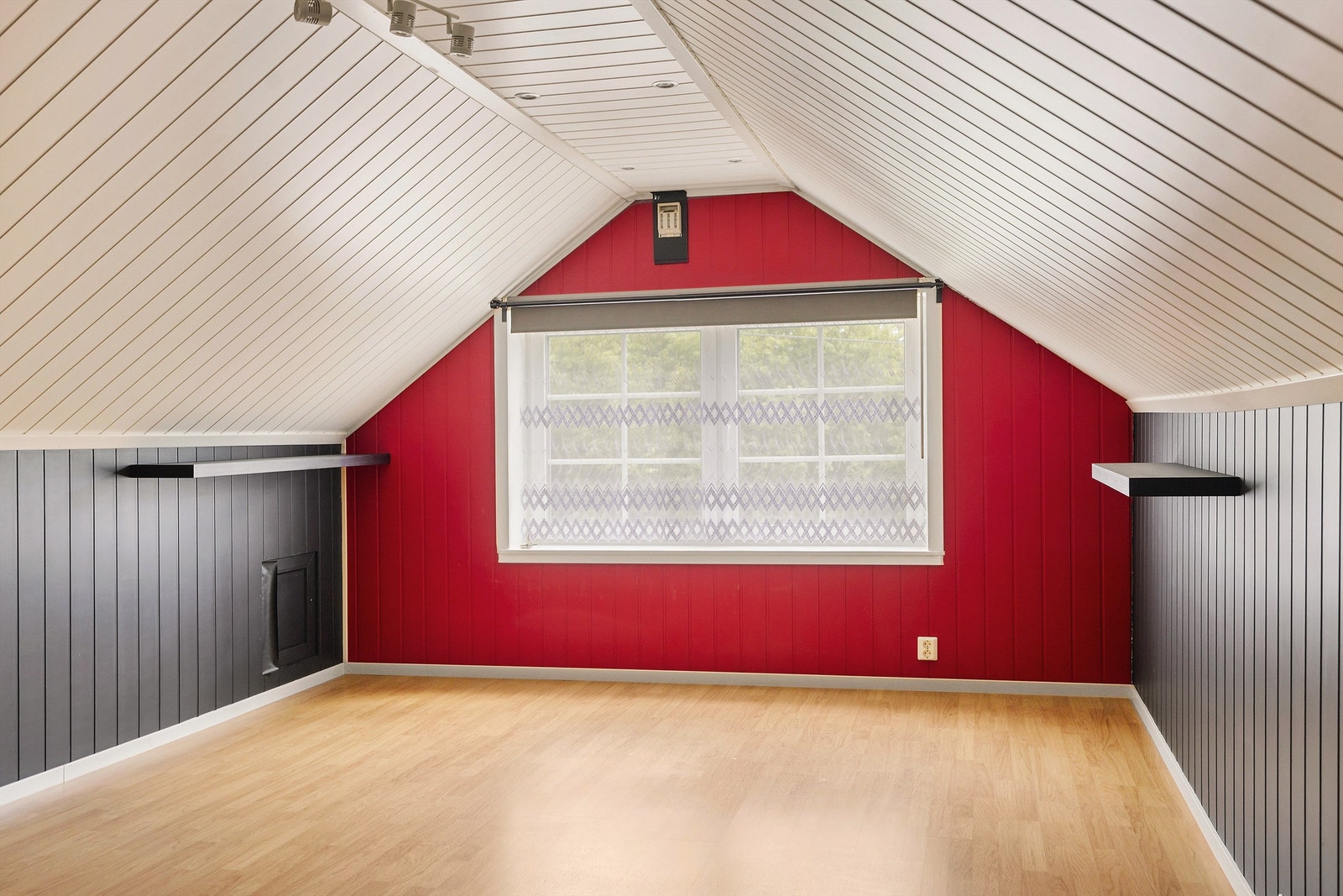 Dette rommet som på tegningen på forrige bildet ble beskrevet som et soverom er ikke er ikke godkjent for varig opphold og er derfor og anses som en bod eller oppbevaringsrom. Galleribilde