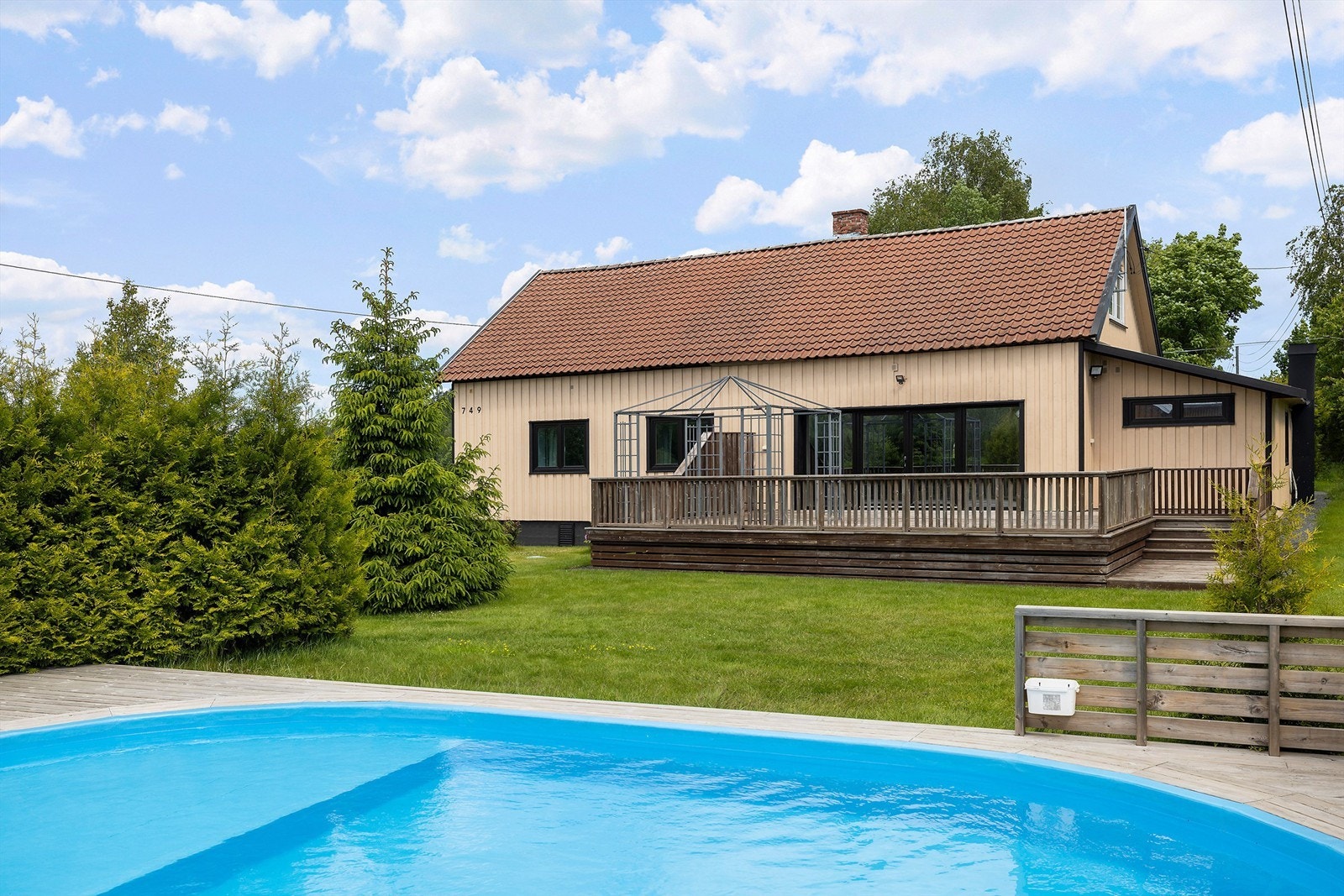 Flott hage, med masse plen og beplantning. Galleribilde