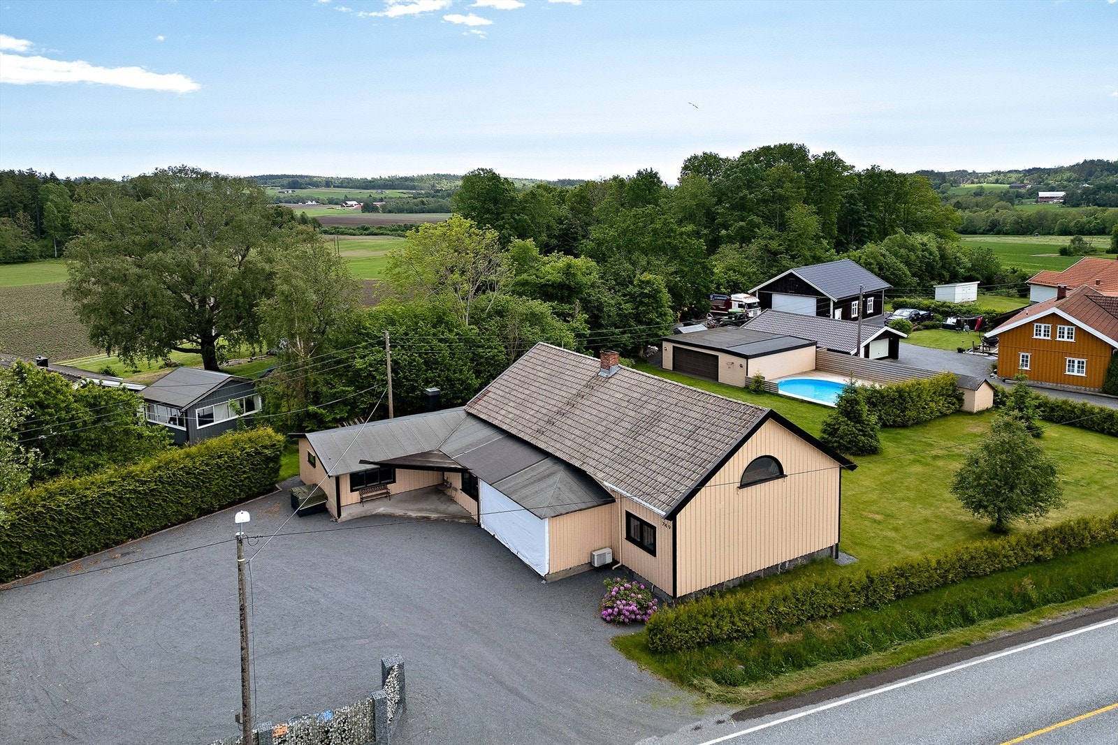 Stor oppkjøring med plass til mange biler. Galleribilde