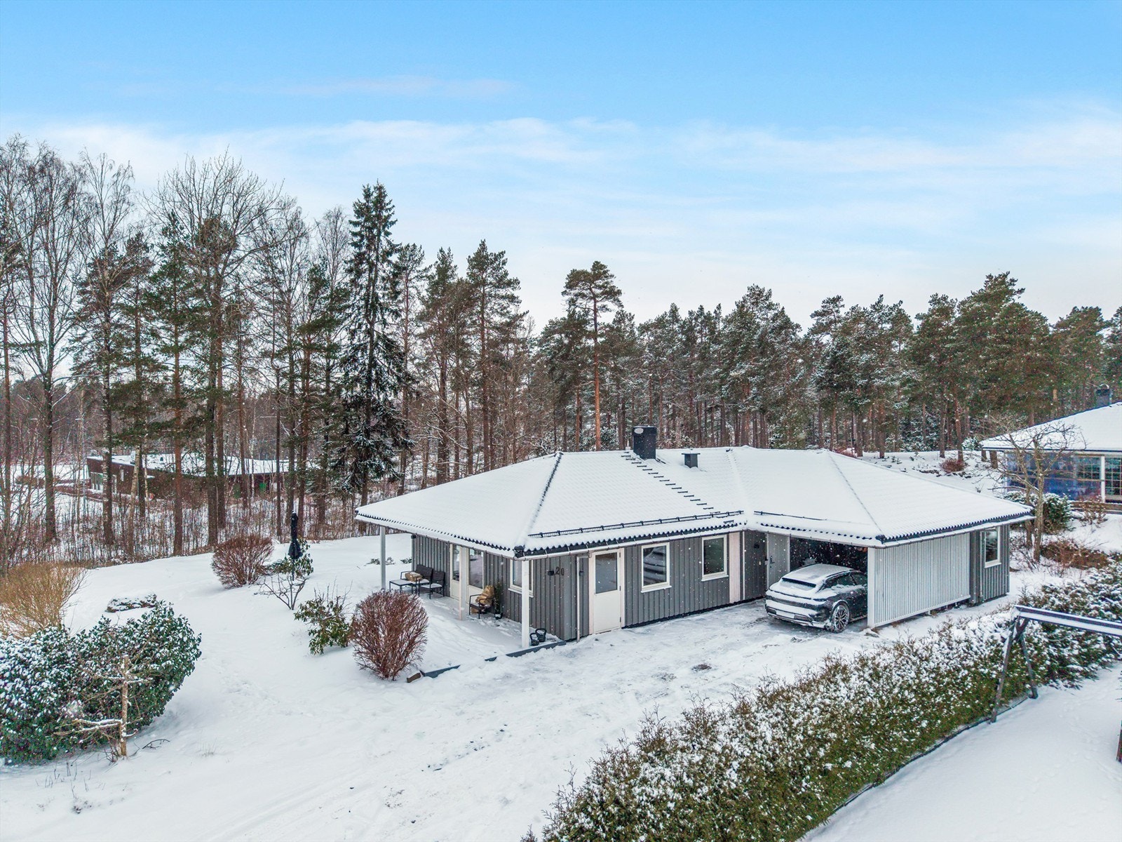 Eneboligen ligger omgitt av en lettstelt hagetomt med romslig gårdsplass med plass til flere biler i tillegg til parkering i carport Galleribilde
