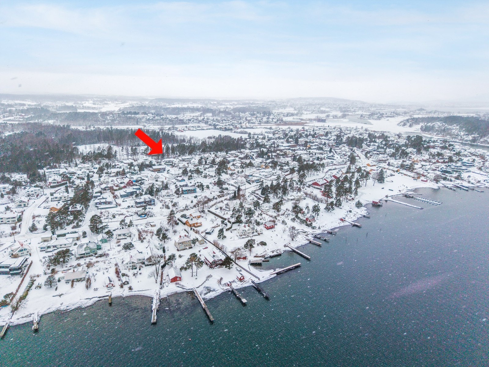 Eiendommen ligger i et veletablert og pent villaområde på Duken, med kort vei til sjøen og idylliske Bjerkøsundet Galleribilde