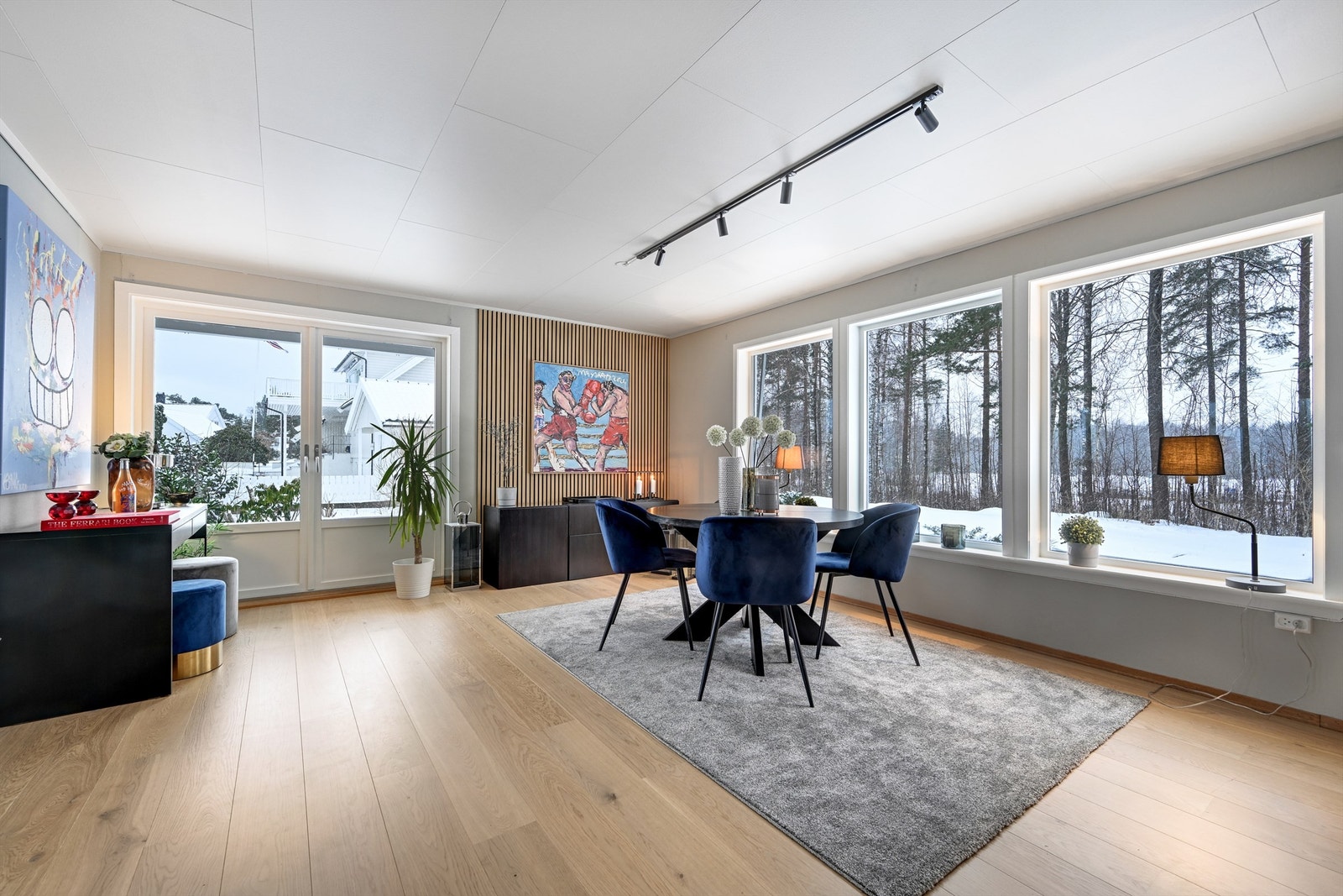 Den tiltalende eneboligen på ett plan har gjennomgått større oppgraderinger og fremstår lettstelt og moderne Galleribilde