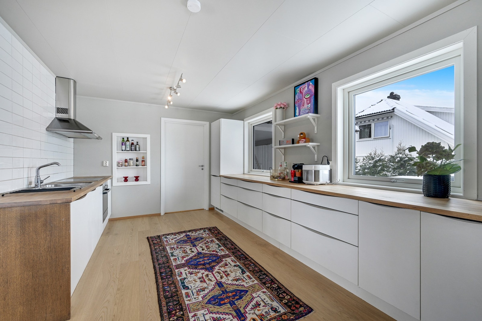 Funksjonelt kjøkken med hvitevarer. Kjøkkenet er tilknyttet kjølerom Galleribilde