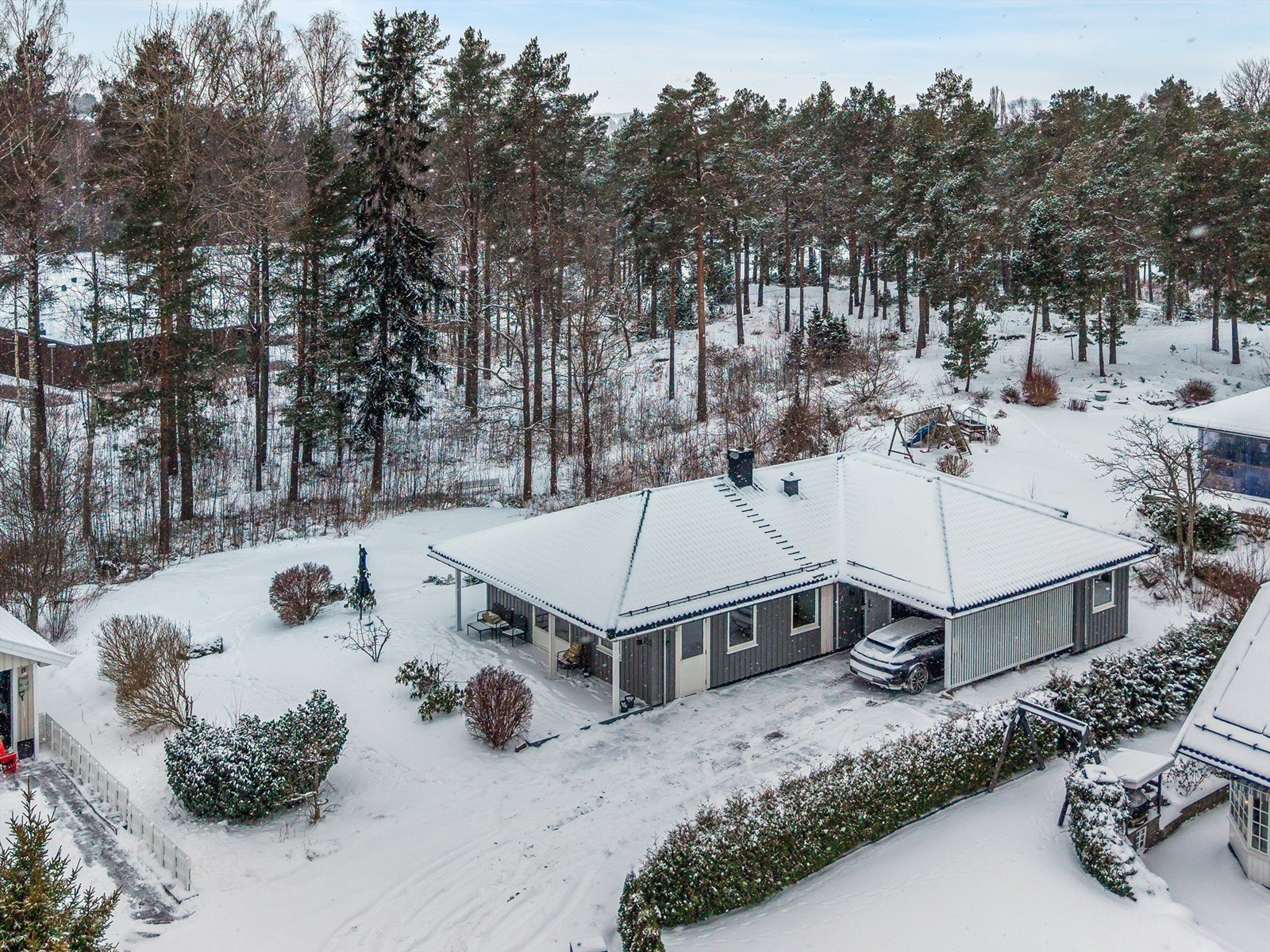 Eiendommen har en eiertomt på 814 kvm med en flott beliggenhet i enden av stikkveien Galleribilde