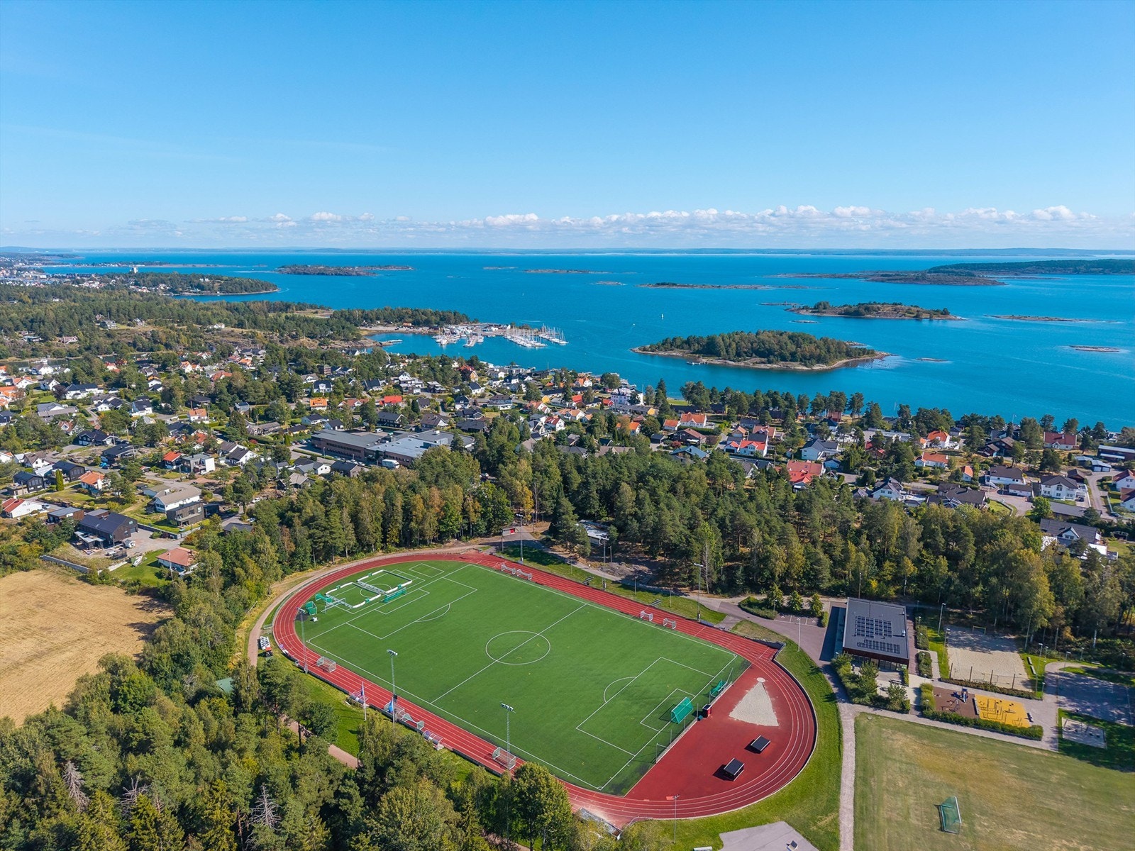 Området på sommerstid - like ved er NIF sitt idrettsanlegg (Nesskogen idrettspark) med fotball- og flerbruksbaner Galleribilde