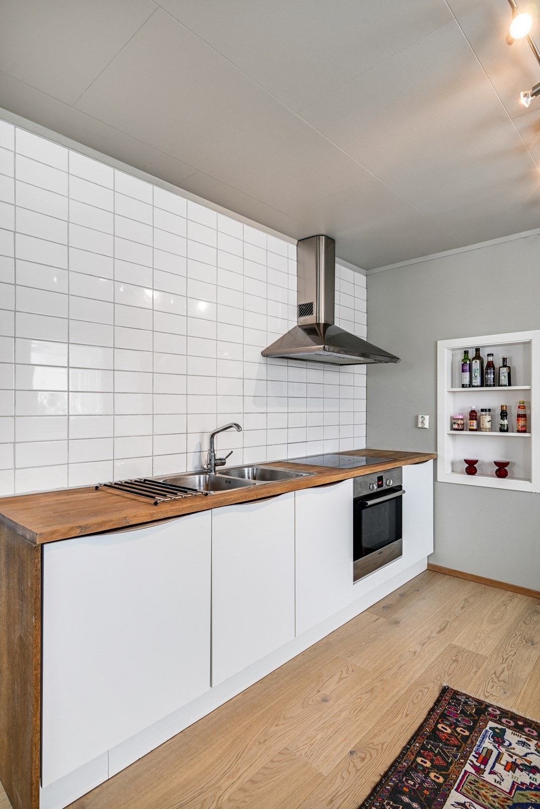 Kjøkken med fliser på vegg Galleribilde