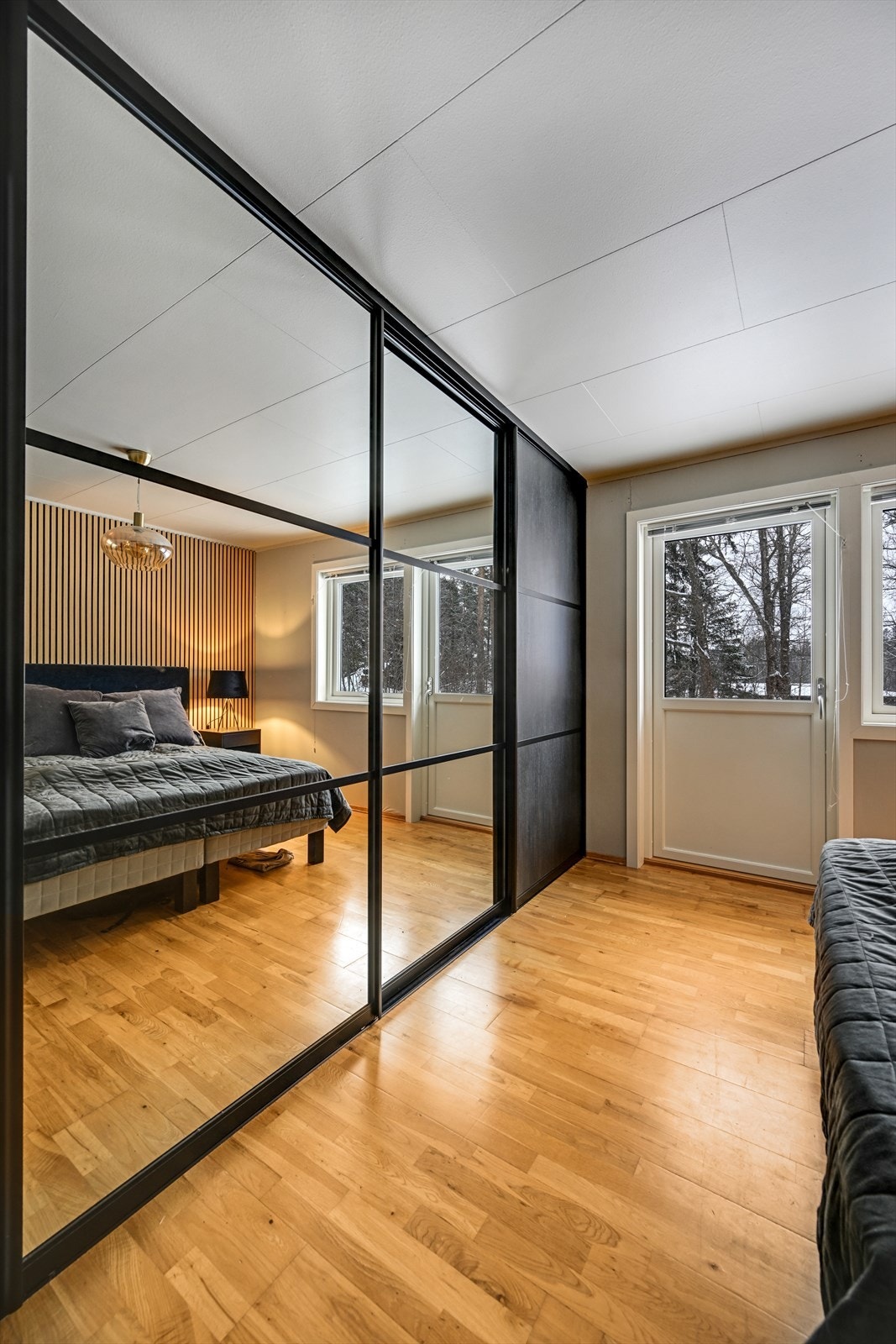 Soverom med skyvedørsgarderobe Galleribilde