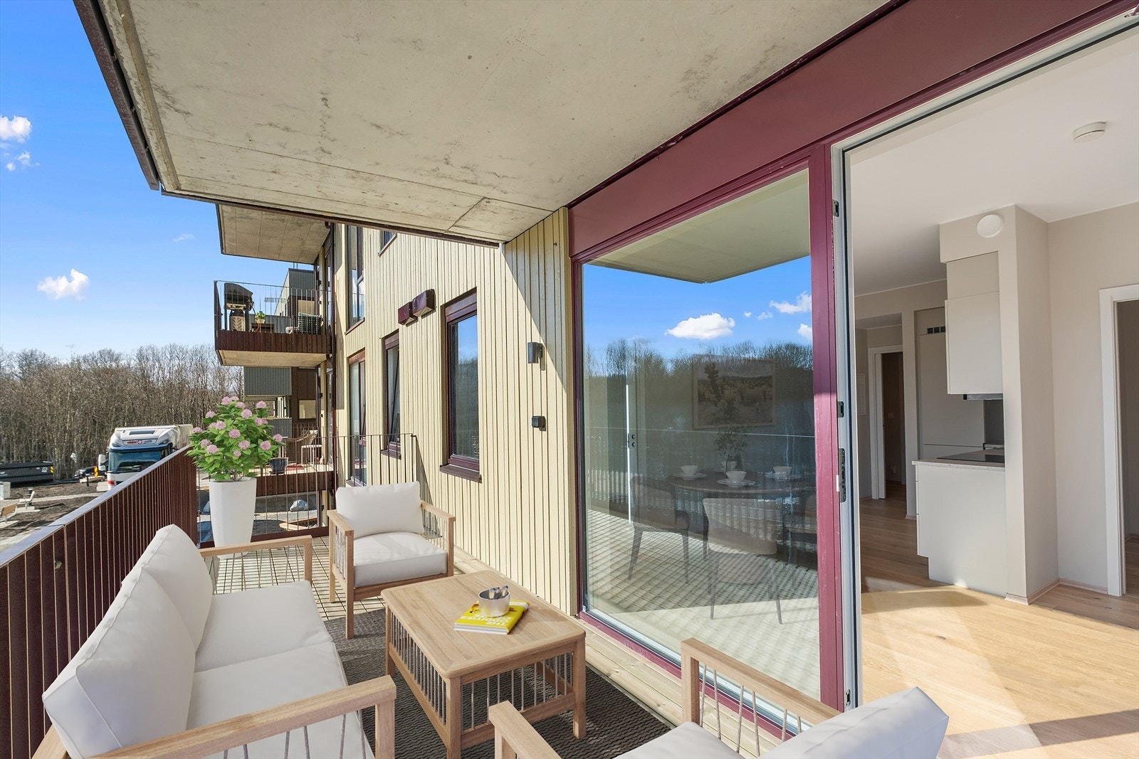 Balkongen er vendt mot sør så du kan nyte gode solforhold store deler av dagen. 3D-møblert bilde Galleribilde