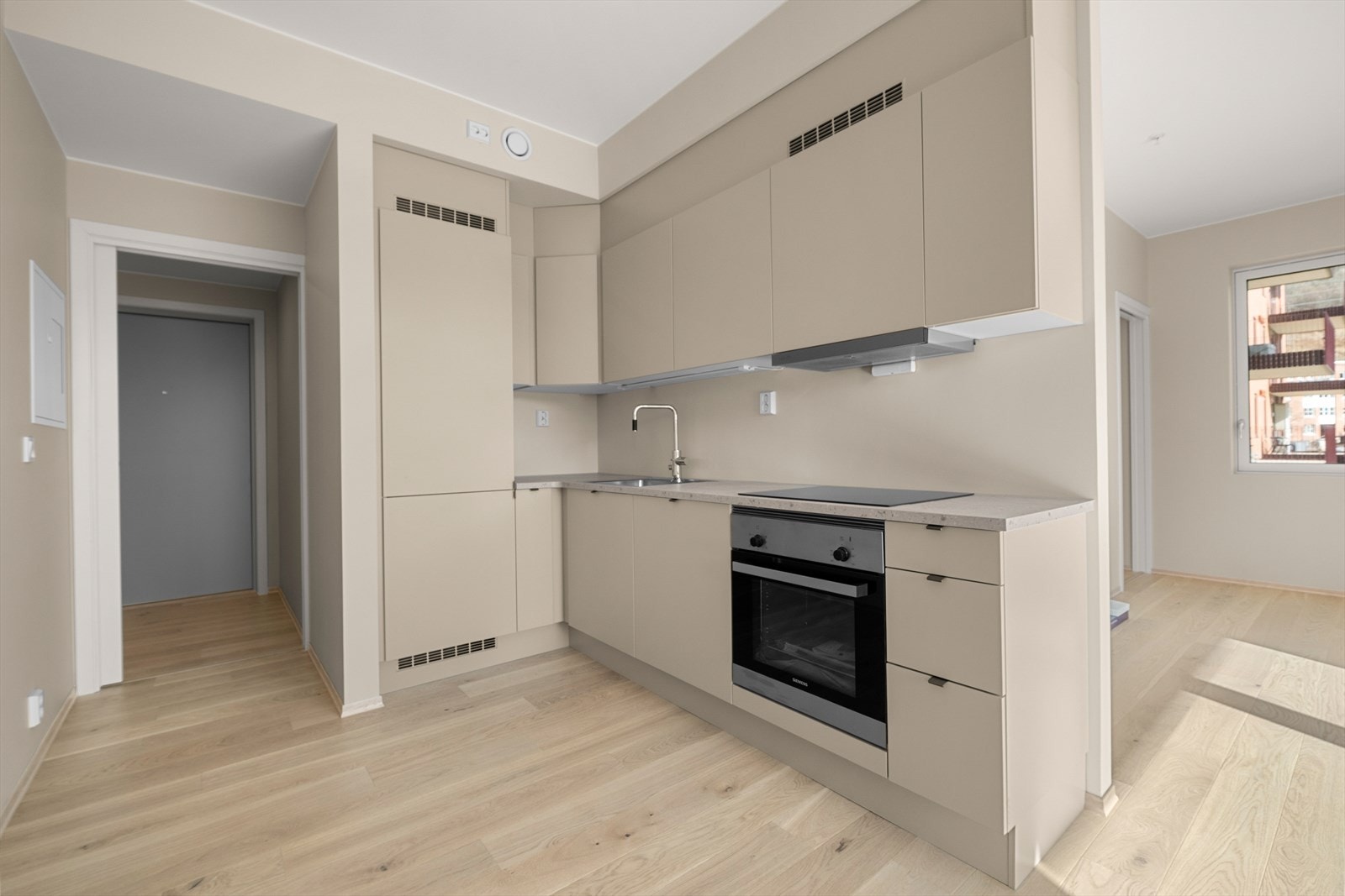 Det er levert av HTH og er i fargen "glatt beige". Integrerte hvitevarer fra Siemens Galleribilde