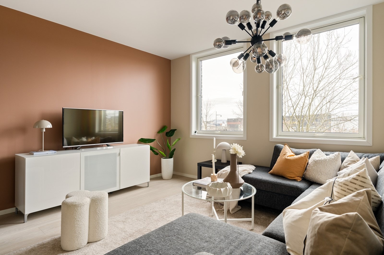 Romslig stue på ca. 22,5 m². Stuen har store vindusflater, som bidrar til rikelig med naturlig lys i rommet. Galleribilde