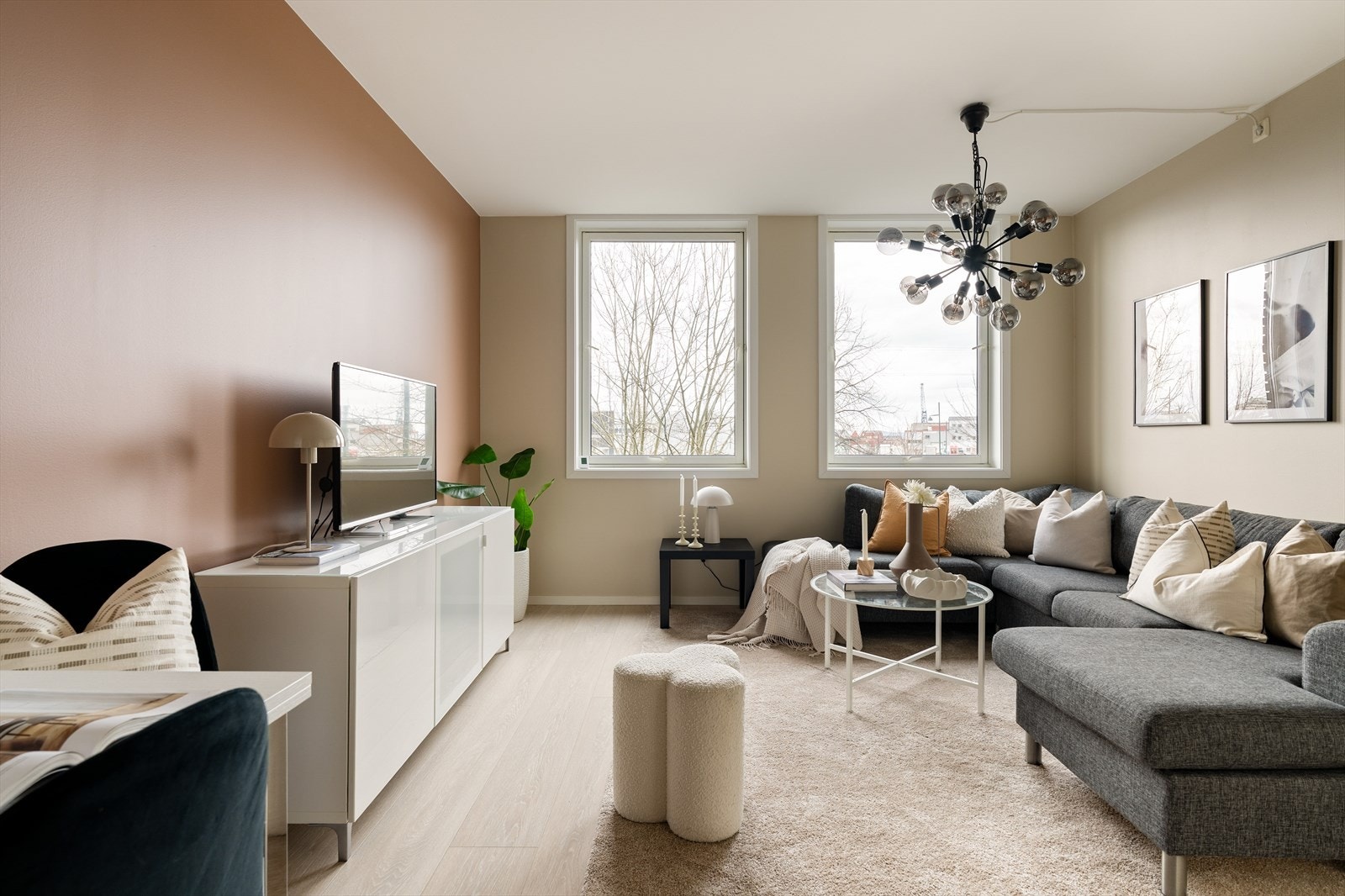 Leiligheten holder en moderne standard, med tidløst design og moderne fargevalg. Galleribilde
