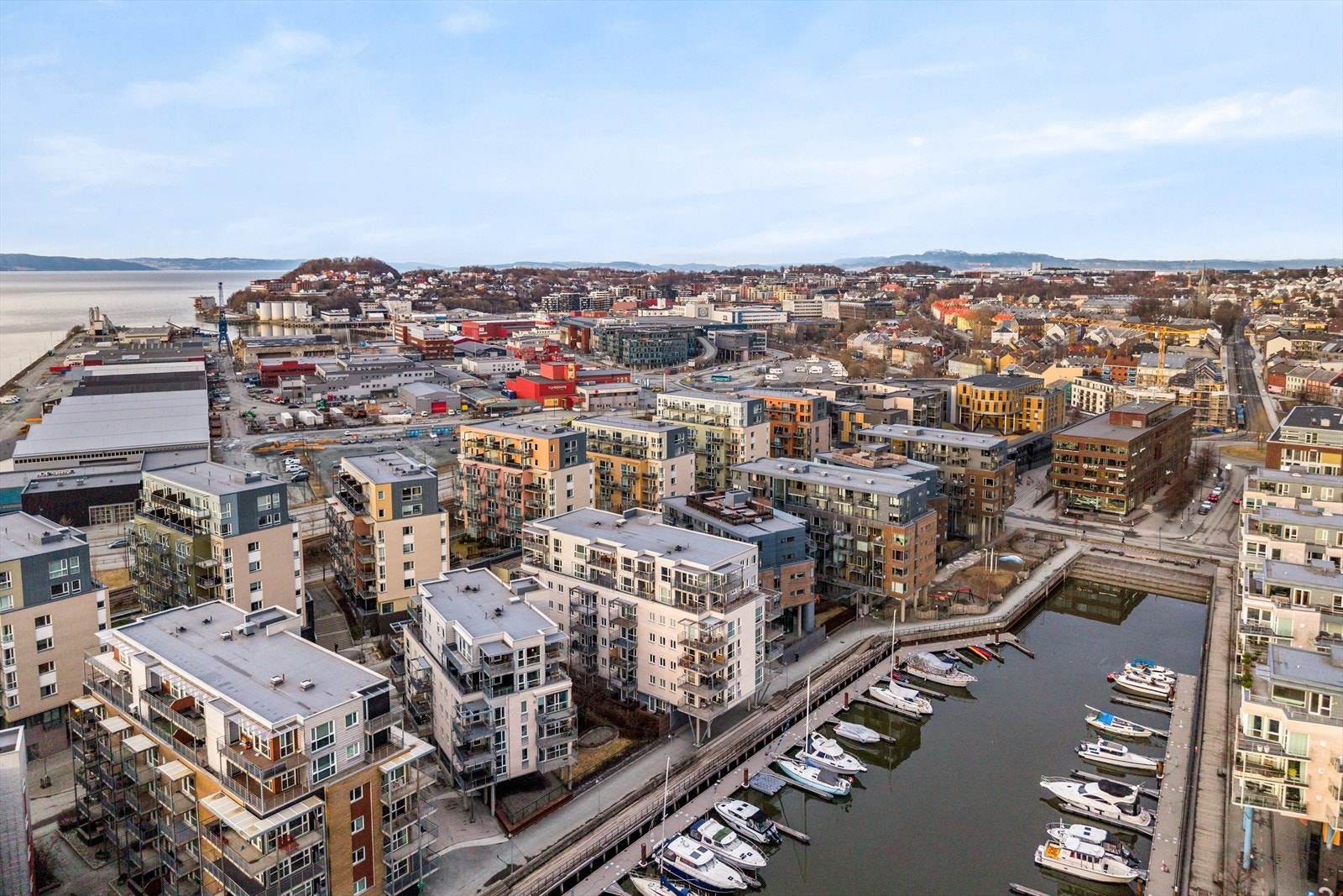 Solsiden / Nedre Elvehavn er en Trondheims mest attraktive områder å bosette seg i. Her har man umiddelbar nærhet til butikker, uteliv, shopping, kollektiv transport m.m. Galleribilde